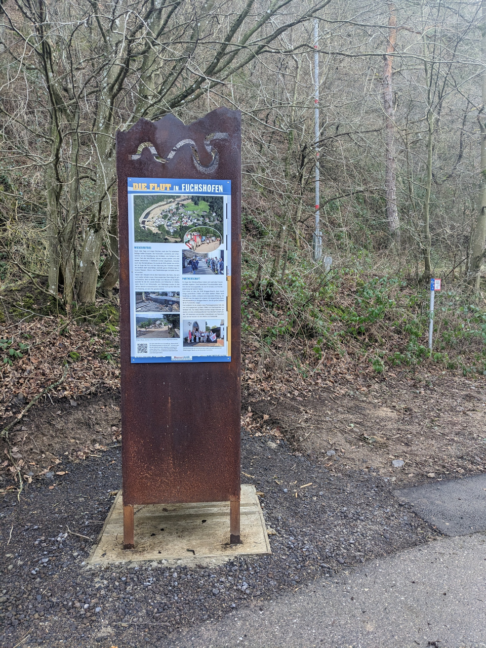 Stele in Fuchshofen, Gedenken an die Flutkatastrophe 2021